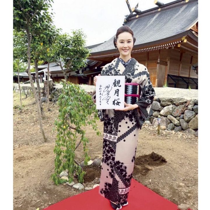 京都の車折神社の三船祭にて。モダンな着物は、斉藤上太郎さんのデザイン。「今年は、桜の木を植樹させていただきました。これから大きく育っていくのを楽しみに参拝できることがうれしいです」