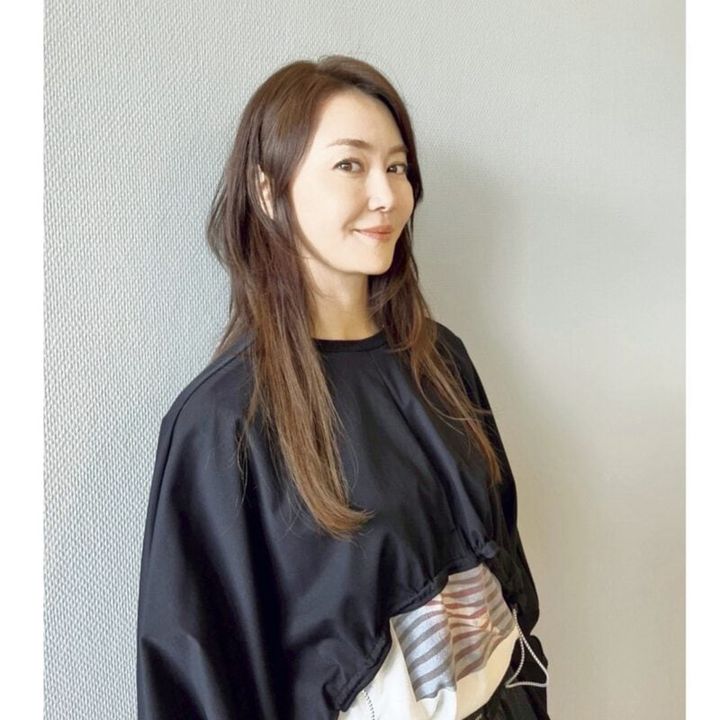 ドラマ撮影前に、ヘアカットでイメチェン。「長さを変えずに、部分カットで動きを出したロングウルフ。遊びがあってお気に入りです」