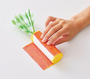 0歳の育脳おもちゃ♪ トイレットペーパーの芯で「にんじんマラカス」を作ろう！の画像9