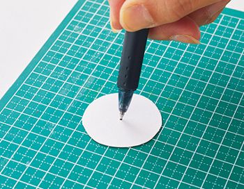 0歳の育脳おもちゃ♪ トイレットペーパーの芯で「にんじんマラカス」を作ろう！の画像4