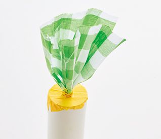 0歳の育脳おもちゃ♪ トイレットペーパーの芯で「にんじんマラカス」を作ろう！の画像8