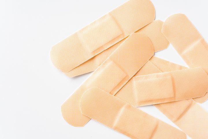 ばんそうこうを剥がれにくくする方法とは？