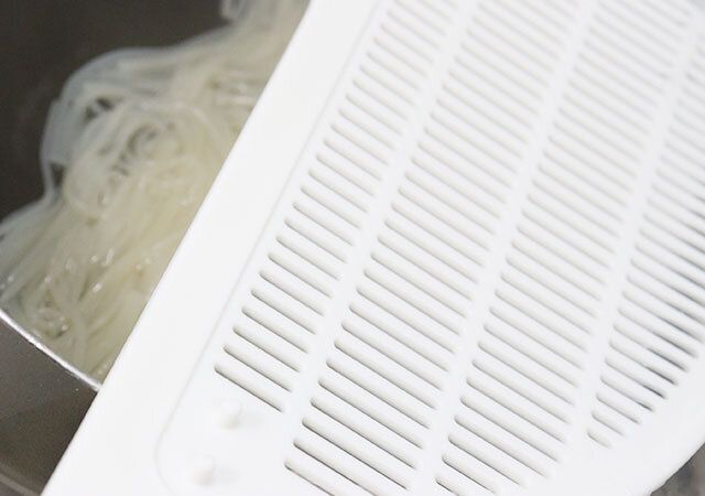 ダイソーのポットドレイナー ホワイトは湯切りや水切りをスピーディーにこなせる