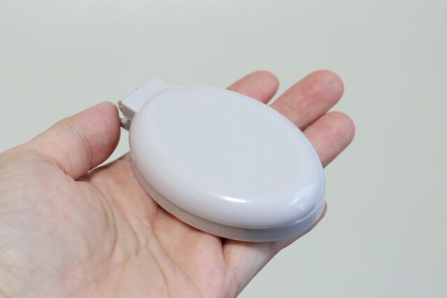 セリア プッシュ式コンパクトヘアブラシ サイズ感