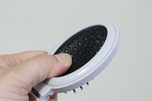 セリア プッシュ式コンパクトヘアブラシ プッシュタイプ 押し込み