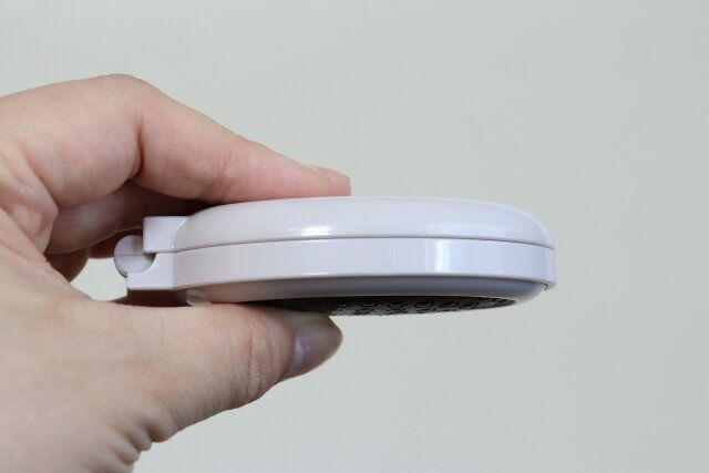 セリア プッシュ式コンパクトヘアブラシ 薄い