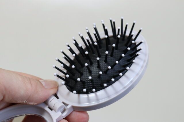 セリア プッシュ式コンパクトヘアブラシ プッシュタイプ ピン