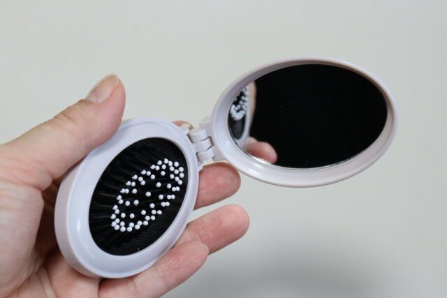 セリア プッシュ式コンパクトヘアブラシ 鏡