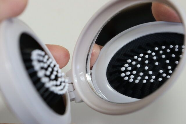 セリア プッシュ式コンパクトヘアブラシ 鏡 映り