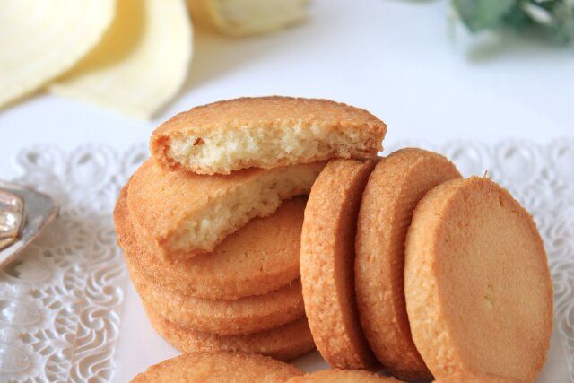 厚焼きココナッツクッキー 半分に割る