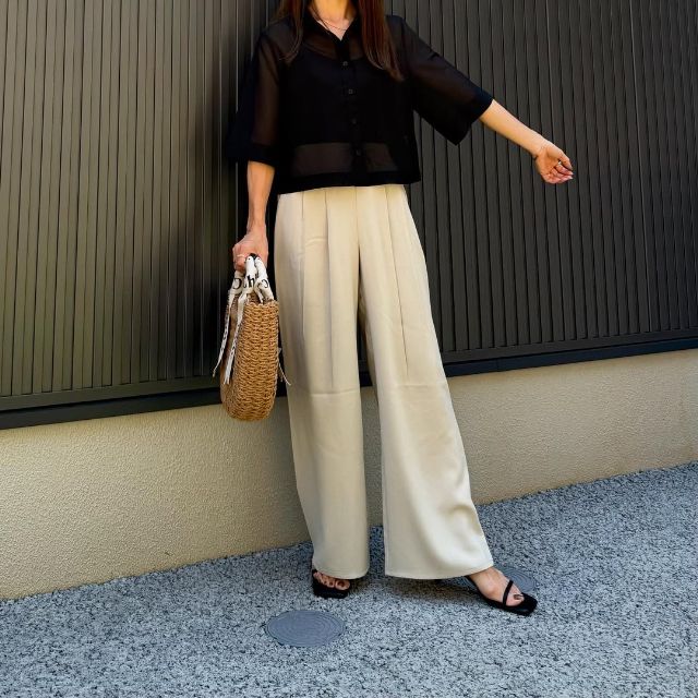 黒のシアーシャツ(5分袖)Qとパンツを着用したコーデ