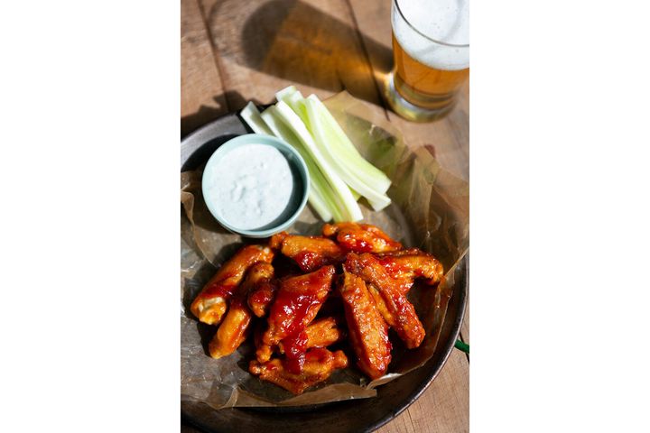 ビールを片手にかぶりつきたい“バッファローウィング”