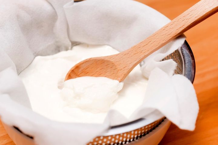 ザルボウルで水切りヨーグルトを作る 木製スプーン