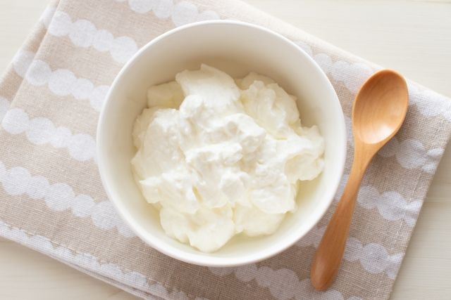 器に入ったグリークヨーグルト 木のスプーン