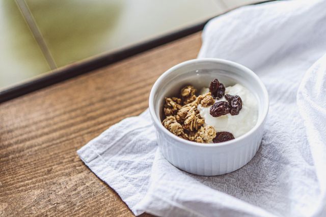グリークヨーグルトにグラノーラやレーズンをトッピング
