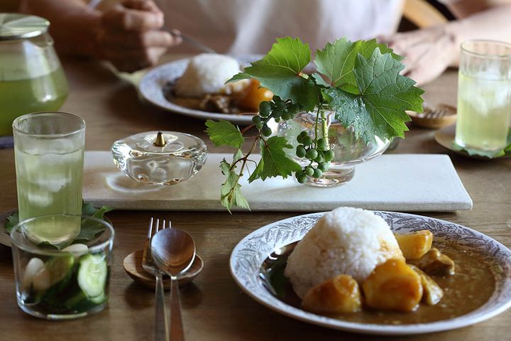 食卓のヤマブドウのアレンジ