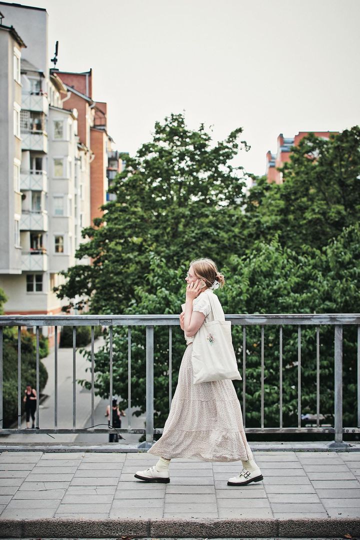 繊細なホワイトコーデのアクセントは《ドクターマーチン》のシューズ