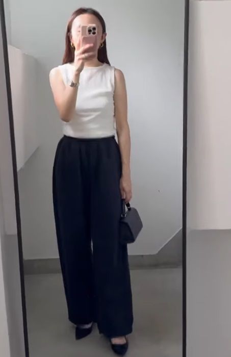 UNIQLOのオフホワイトの「シャーリングボートネックTノースリーブ」