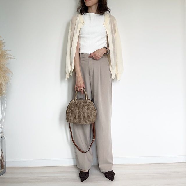 UNIQLOのオフホワイトの「シャーリングボートネックTノースリーブ」