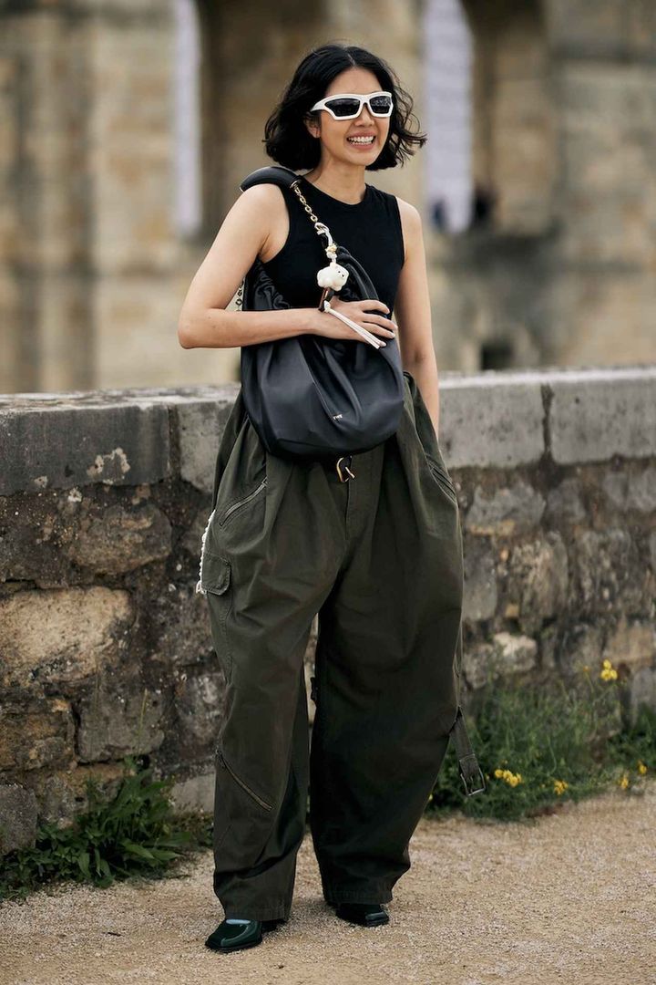 画像: コクーンシルエットのパンツで親しみやすさをプラス