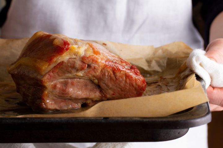 700gの塊肉が大変身！“肩ロースのローストポーク”