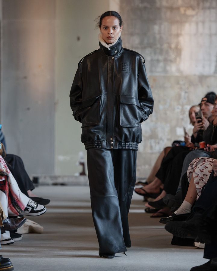 スタジオ コンスタンス 2026年春夏コレクションより。