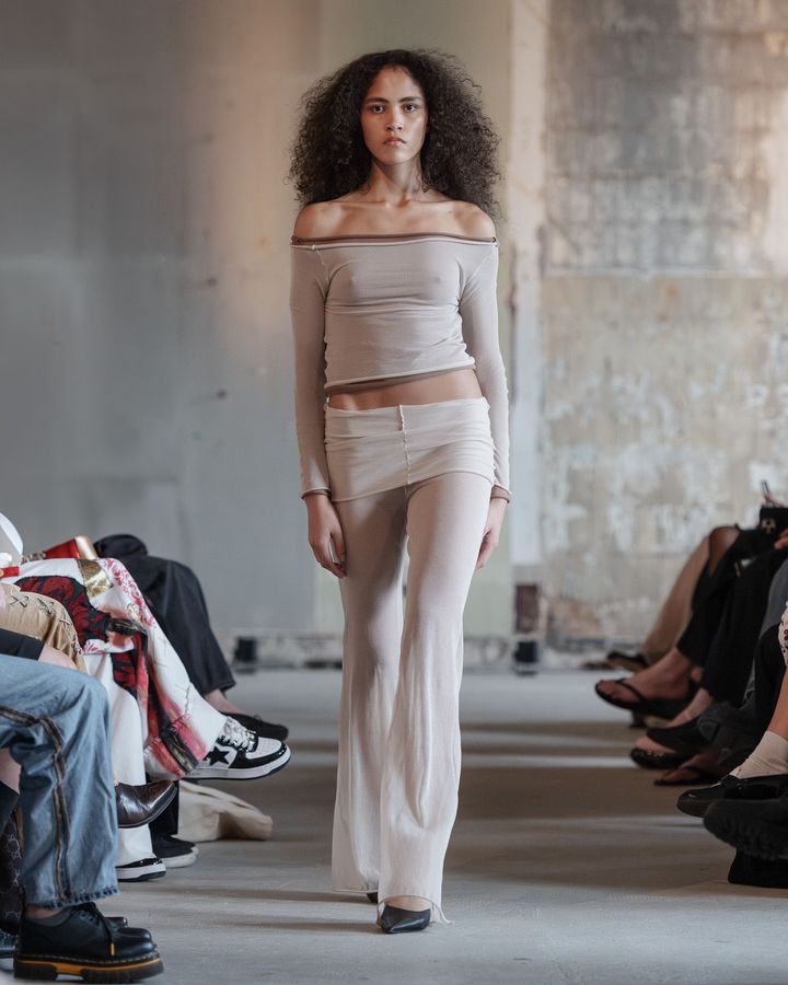 スタジオ コンスタンス 2026年春夏コレクションより。