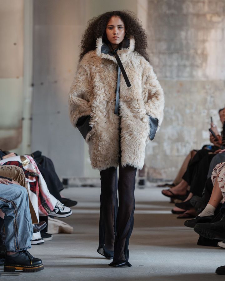 スタジオ コンスタンス 2026年春夏コレクションより。