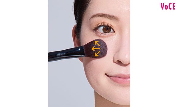 片面2／3にチークを取り、頰の一番高い部分から矢印の方向に塗布