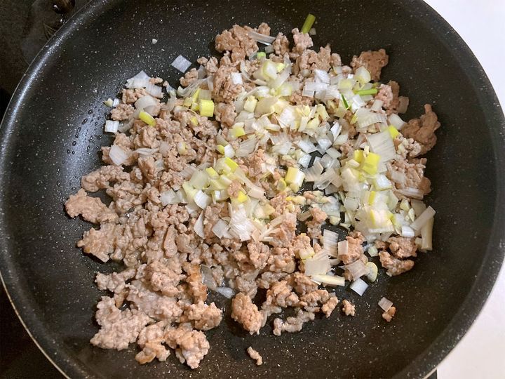 長ねぎとにんにくのみじん切りを加えて炒める