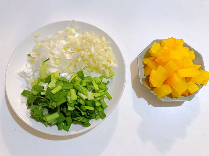 野菜とたくあんを切る