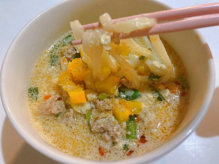 豆乳坦々うどんを箸で持ち上げたところ