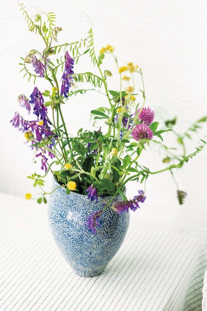 濵田さんの故郷・八ヶ岳の原野を描いた「草むら」シリーズの花器。W11×D10×H14cm