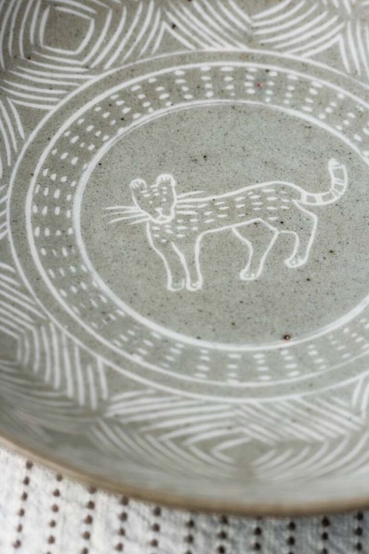 食事が終わると可愛い動物がひょっこり。2度楽しい器です。チーターの中鉢はφ21×H5cm 6,500円。