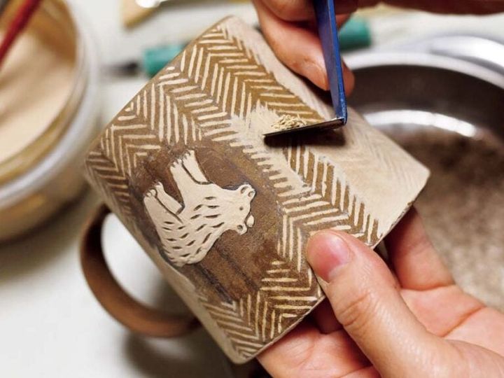 文様を彫った素地に化粧土を塗り、余分な土を落とすと鮮やかな線彫りが現れます。