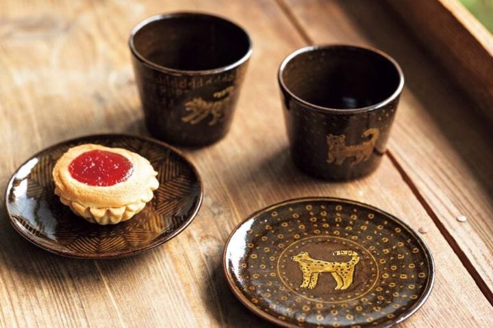 蕎麦猪口にもなるカップは各φ8×H6cm 3,800円、小皿は各φ12×H1.5cm 3,000円。