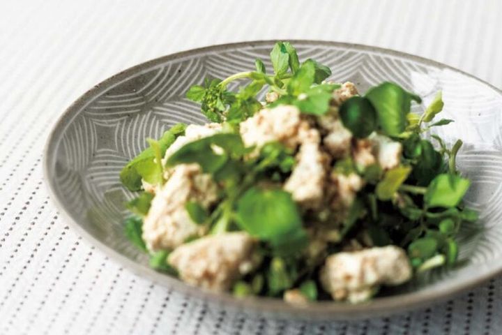 縁の幾何学文様が料理を引き立てます