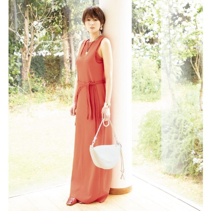 ワンピース4万6200円、タンクトップ9900円、腰に巻いたロングTシャツ1万2100円（すべてオーラリー）