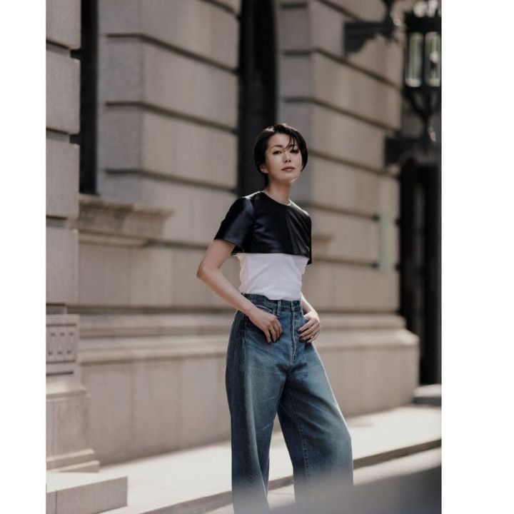 クロップドトップス2万8600円、タンクトップ1万9800円、デニムパンツ5万2800円（すべてハイク／ボウルズ）