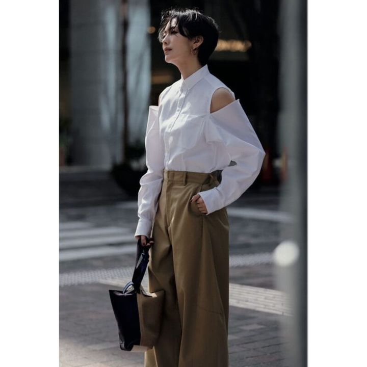 デザインシャツ3万1900円、チノパンツ3万800円、ピアス3万5200円（すべてハイク／ボウルズ） バッグ2万4200円（ザッツ／ガスヴァーナ）