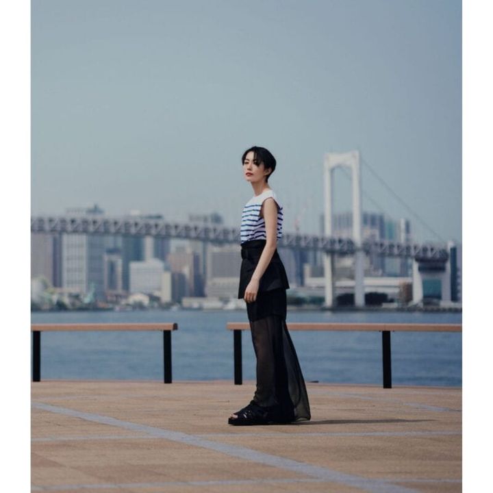 ボーダーカットソー2万4200円、ベルト4万1800円、シアーパンツ4万1800円（すべてハイク）、サンダル6万1600円（ビューティフル シューズ × ハイク／すべてボウルズ）