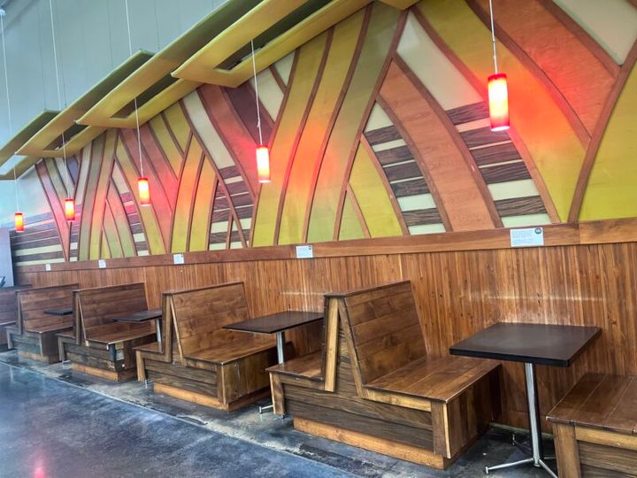 ホールフーズのイートインコーナー