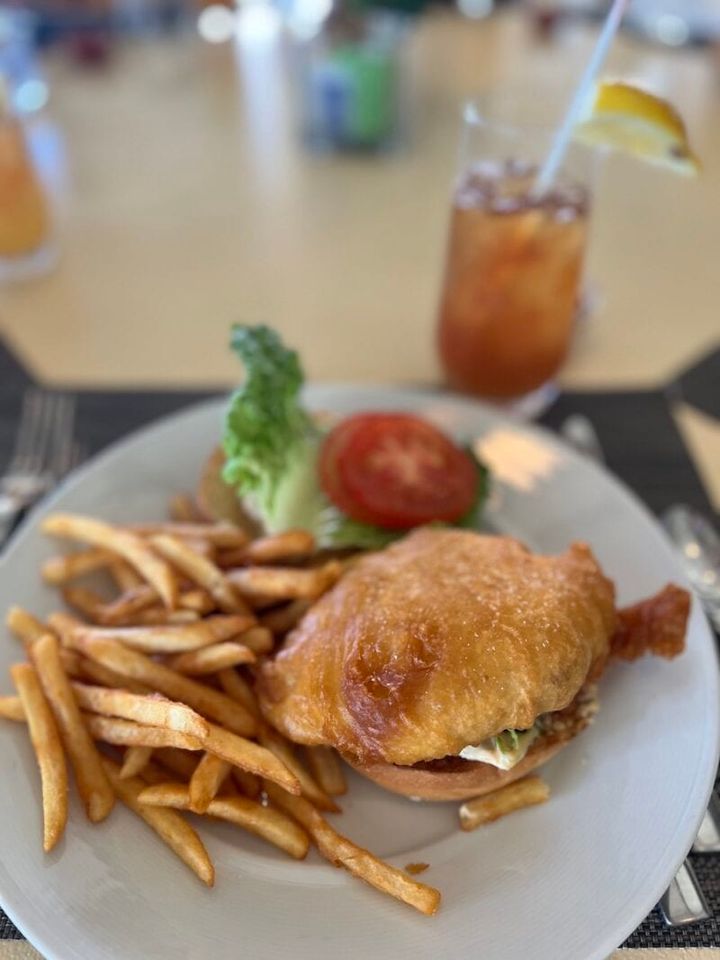 カハラホテル「プルメリアビーチハウス」のフィッシュバーガー