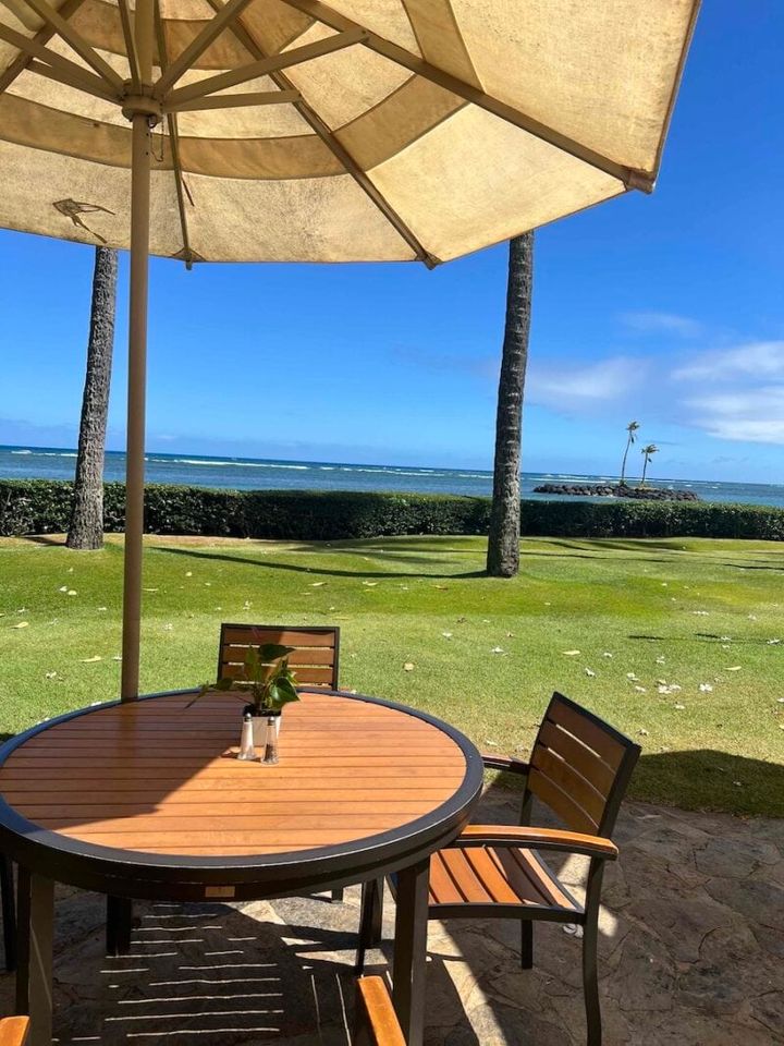 カハラホテル「プルメリアビーチハウス」のテラス席