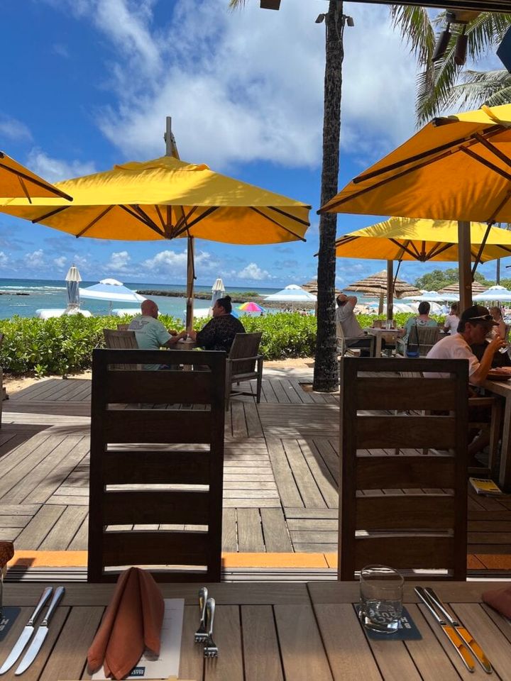 「ビーチハウス バイ ロイヤマグチ」のビーチサイド席