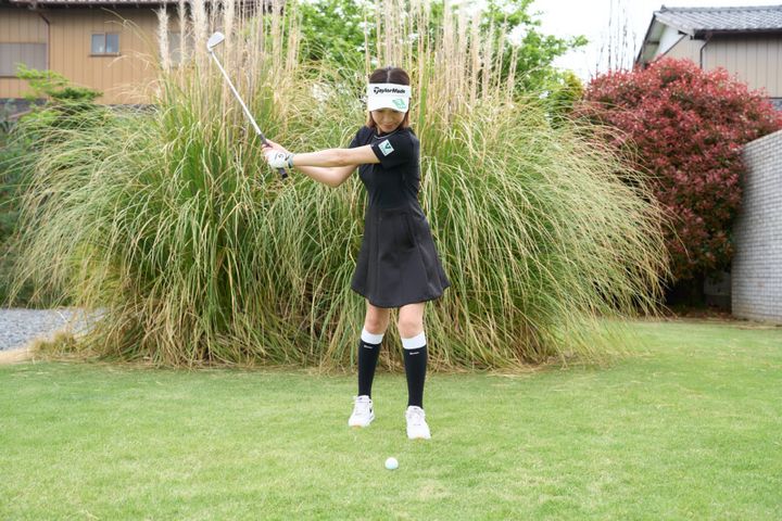右足を引いて打つとスライスしない！女子プロがアイアンの練習法をレッスン