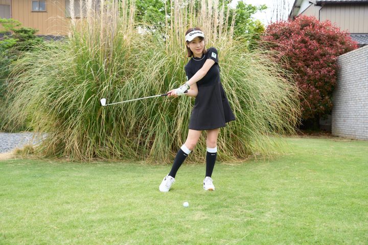 右足を引いて打つとスライスしない！女子プロがアイアンの練習法をレッスン