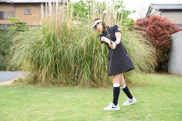 右足を引いて打つとスライスしない！女子プロがアイアンの練習法をレッスン