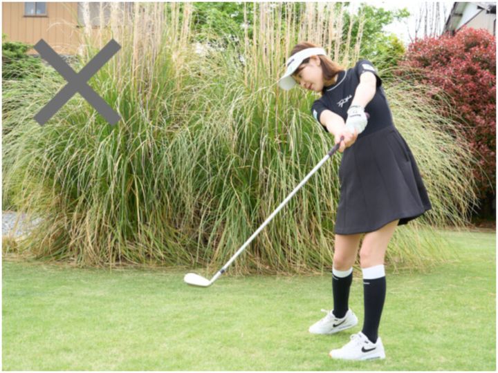 右足を引いて打つとスライスしない！女子プロがアイアンの練習法をレッスン