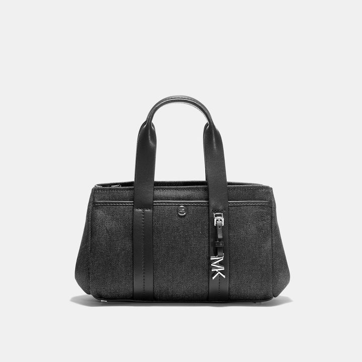 クロスボディ エクストラスモール ￥36,300 ／MICHAEL KORS (マイケル・コース カスタマーサービス 03 5772 4611) ※7月30日発売 Photos_ Courtesy of MICHAEL KORS